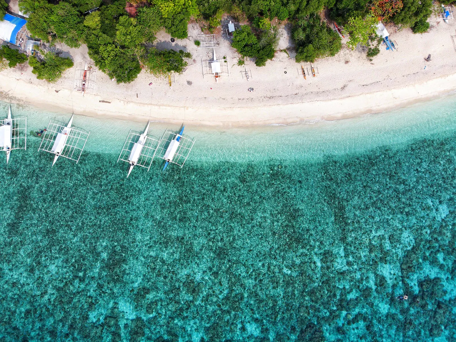 Alona Beach in Panglao with white sand and dive boats