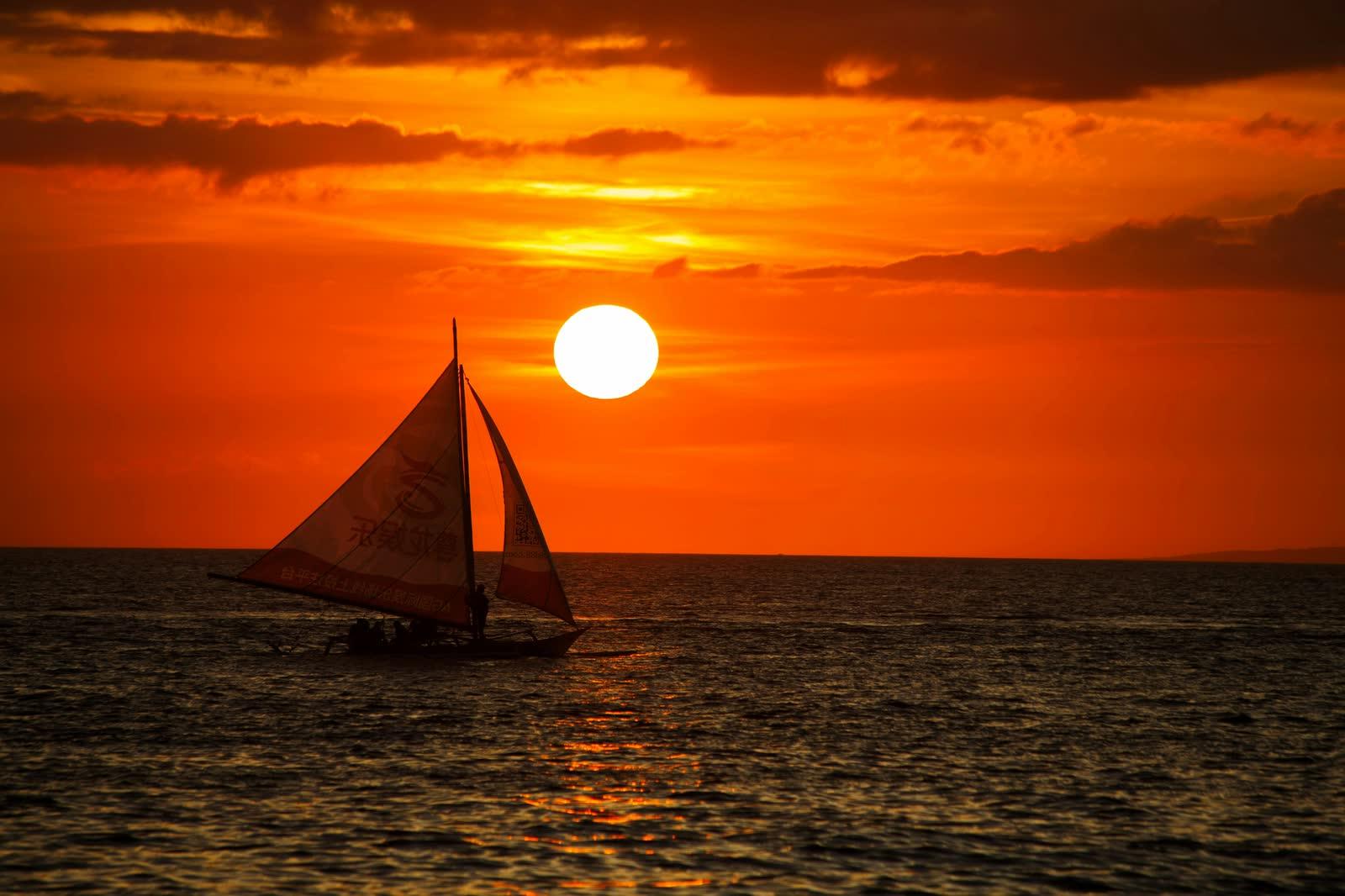 Sunset paraw sailboats along Boracay White Beach