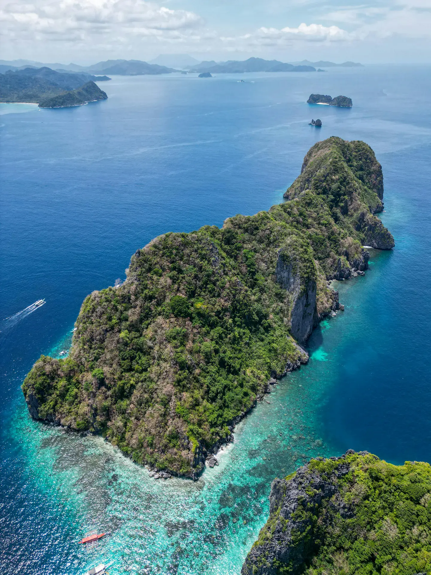 Snake Island sandbar and shallow blue water in El Nido
